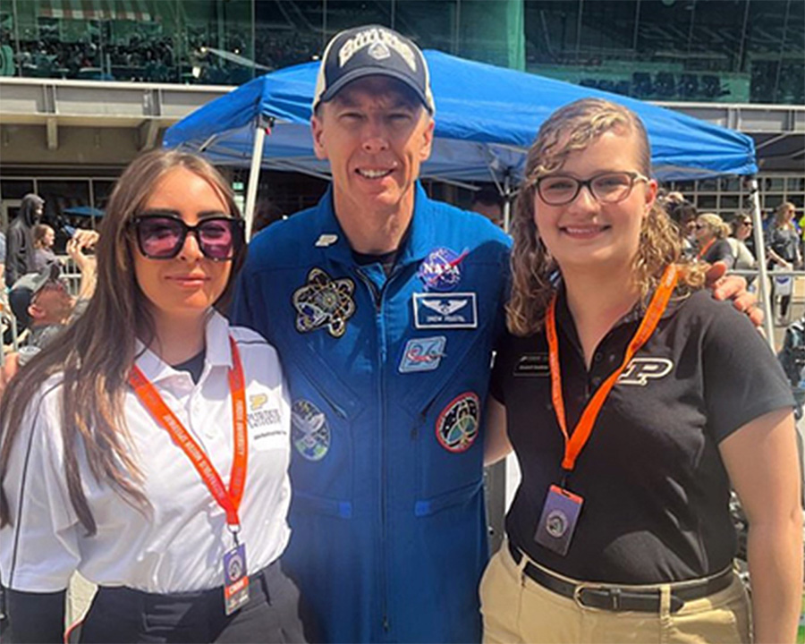Bradshaw (right) posing with astronaut Drew Feustel
