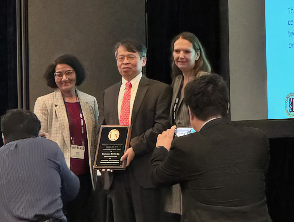 Wenbin Yu receiving a plaque