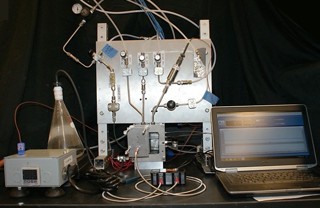 Oxygen diffusion rate measurement apparatus with built in temperature control and multiple fluid capability.