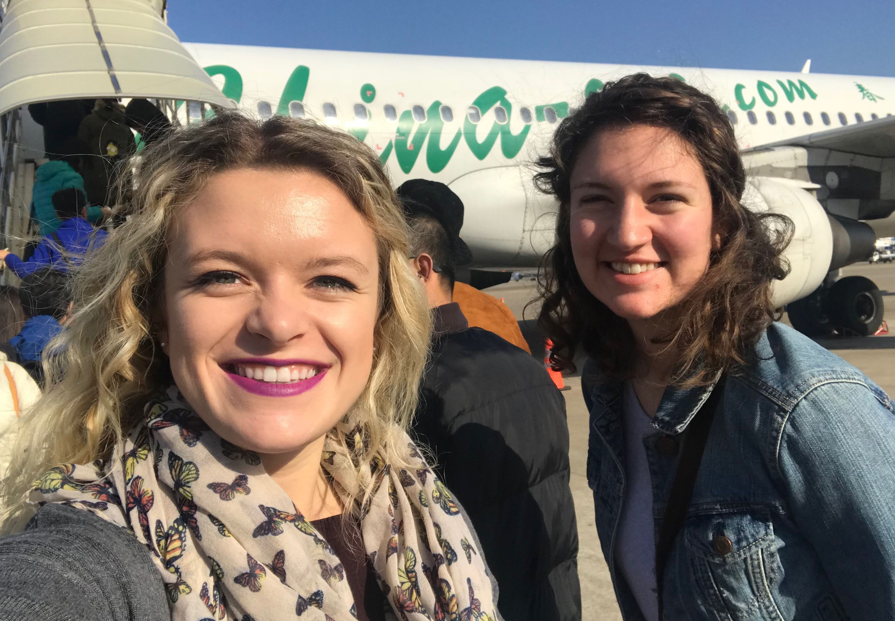 SJTU program participant Shelby Skidmore (left) boards a plane for Shanghai.