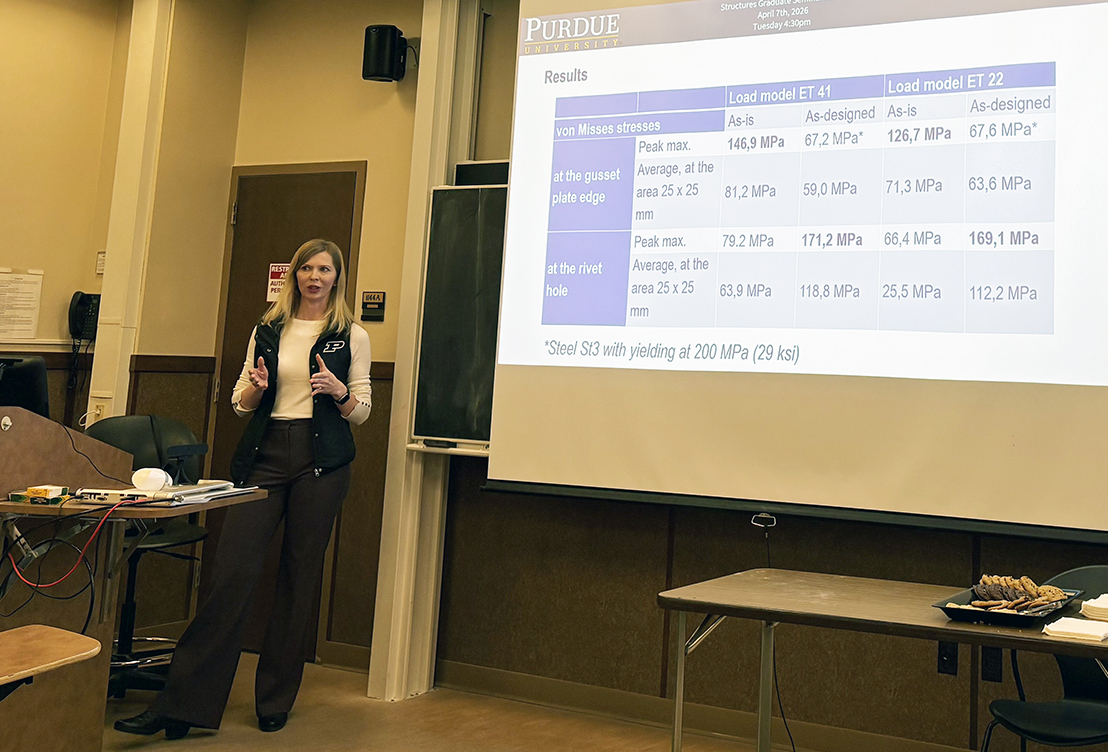 Anna Rakoczy presenting seminar