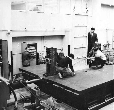 The University of Illinois Earthquake Simulator, 1968 Clockwise from left: N. Nielsen, M. Szen, P. Glkan and S. Otani