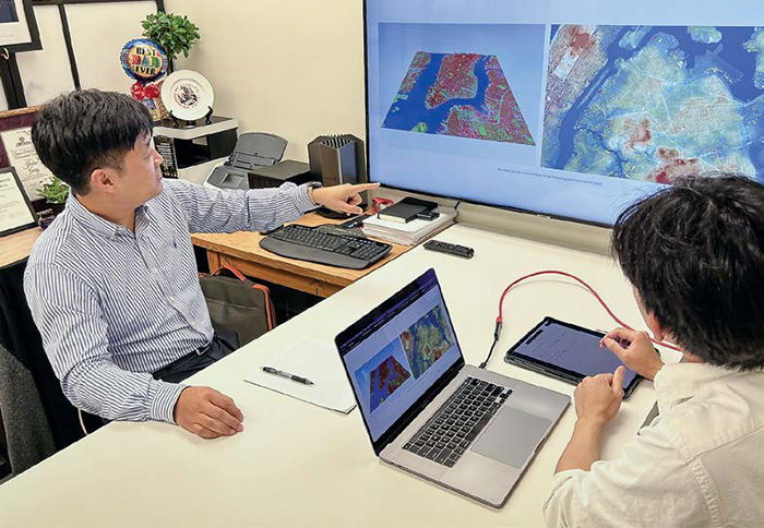 Professor Jinha Jung and PhD student Hunsoo Song input data to further enhance their 3D city model.