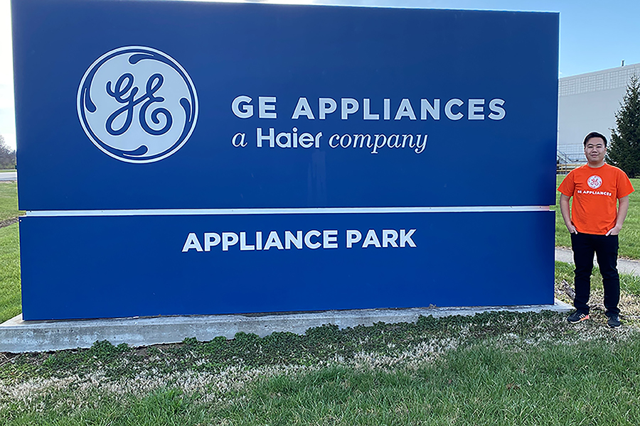 Zecong at the GE sign in Lousiville
