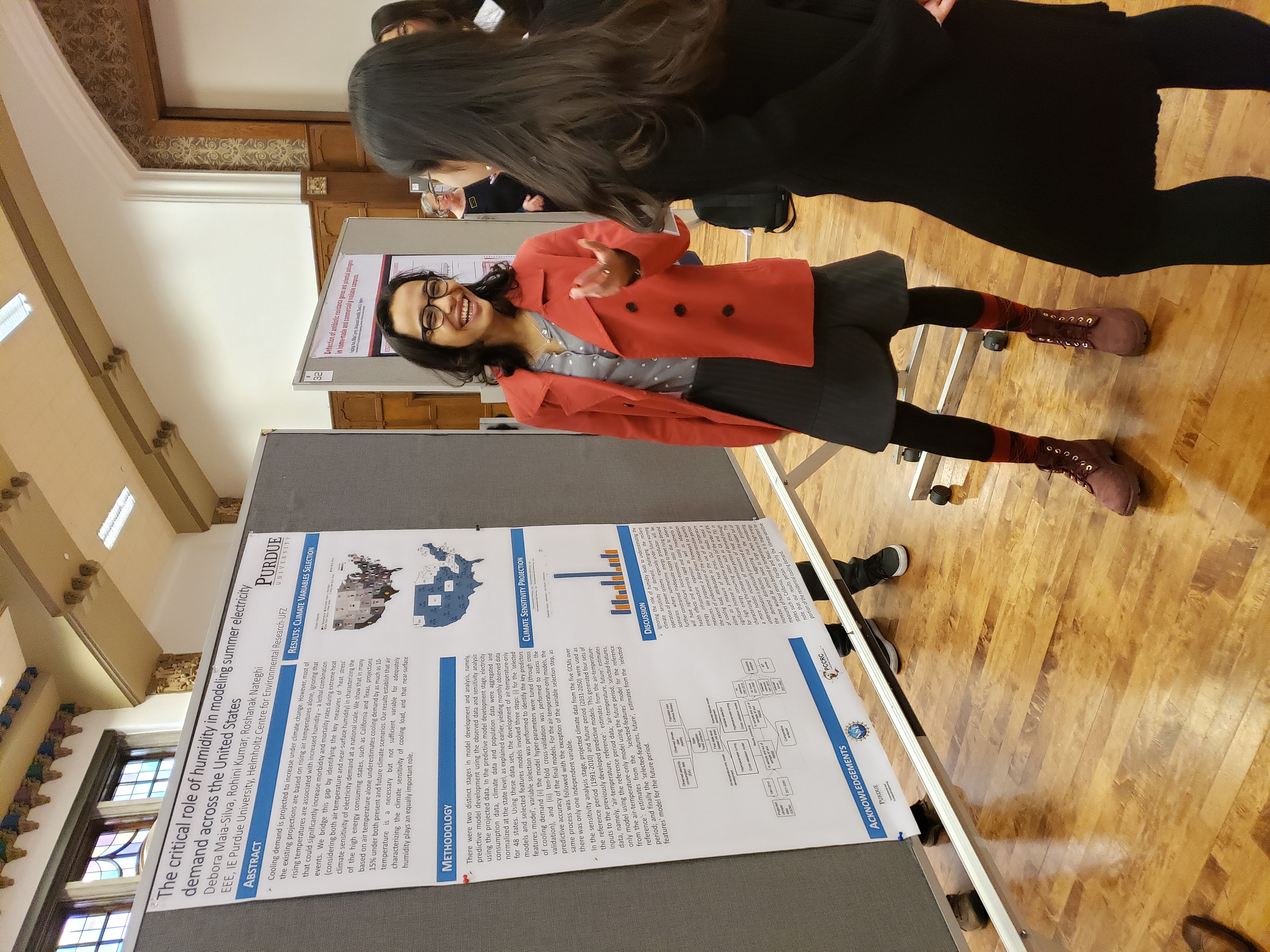 Debs Maia Silva presenting a research poster