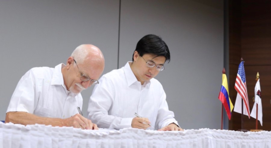 Dean Mung Chiang signing agreement with Joachim Hahn of Universidad del Norte in Barranquilla.
