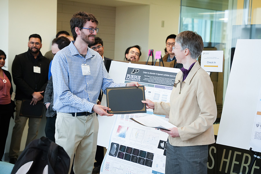 Student receiving award at Graduate Research Symposium