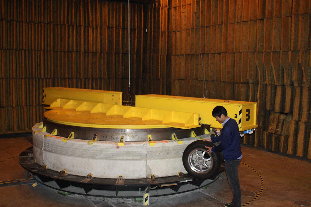 Tire accoustics apparatus