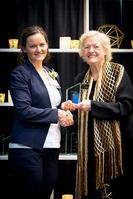 Elizabeth Allum receives award from CoE Dean Leah Jamieson.