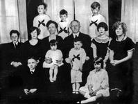 Frank and Lillian Gilbreth with 11 of their 12 children 