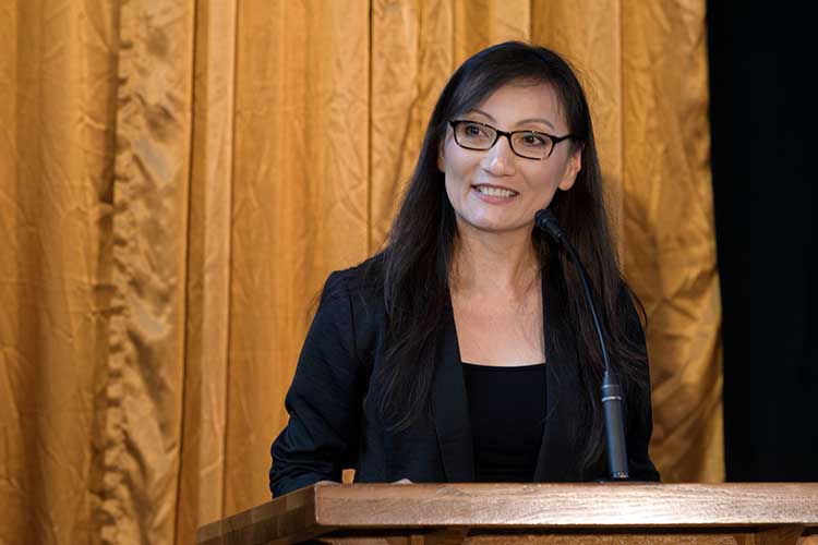 Photo of Yuehwern Yih accepting Trailblazer Award (4/2018)