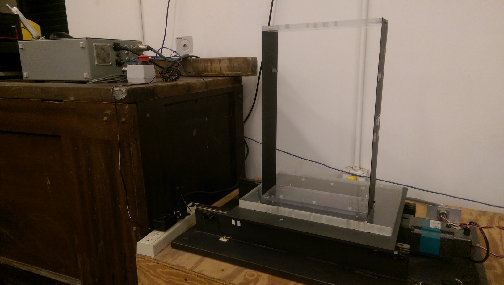 Small-scale Earthquake Simulator